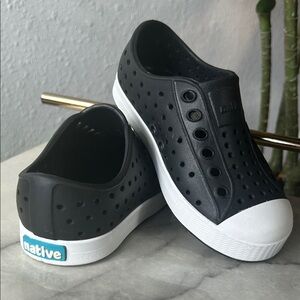 Native Shoes Jefferson Slip-on Sneakers (Blk/Wht)